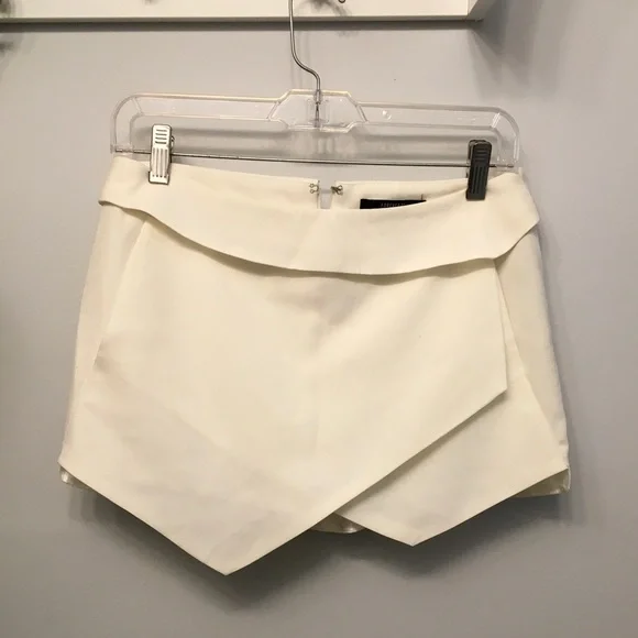 Women’s Solid White Asymmetrical Skort Forever 21 Size M - Picture 6 of 13